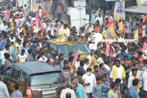 Nandamuri Balakrishna and Boyapati Srinu offer prayers at Pedakakani temple and fans throng to see them outside