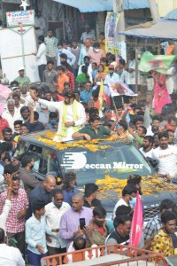 Nandamuri Balakrishna and Boyapati Srinu offer prayers at Pedakakani temple and fans throng to see them outside