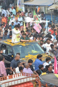 Nandamuri Balakrishna and Boyapati Srinu offer prayers at Pedakakani temple and fans throng to see them outside