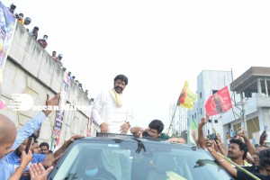 Nandamuri Balakrishna and Boyapati Srinu offer prayers at Pedakakani temple and fans throng to see them outside