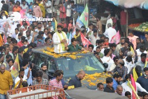 Nandamuri Balakrishna and Boyapati Srinu offer prayers at Pedakakani temple and fans throng to see them outside