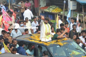 Nandamuri Balakrishna and Boyapati Srinu offer prayers at Pedakakani temple and fans throng to see them outside