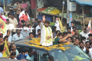 Nandamuri Balakrishna and Boyapati Srinu offer prayers at Pedakakani temple and fans throng to see them outside