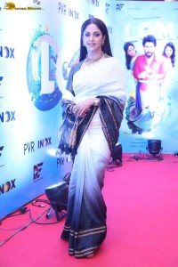 Indian actress nadhiya latest cute photoshoot in a white saree
