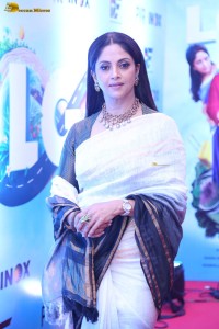 Indian actress nadhiya latest cute photoshoot in a white saree