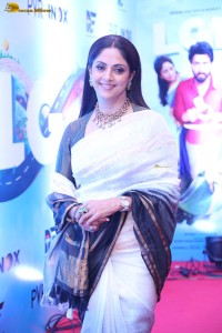 Indian actress nadhiya latest cute photoshoot in a white saree