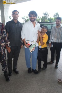 Actor Akkineni Nagarjuna meets the fan that was pushed by bodyguard and takes pictures with him