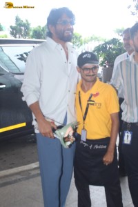 Actor Akkineni Nagarjuna meets the fan that was pushed by bodyguard and takes pictures with him