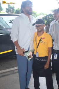 Actor Akkineni Nagarjuna meets the fan that was pushed by bodyguard and takes pictures with him