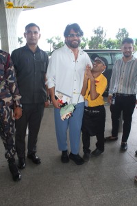 Actor Akkineni Nagarjuna meets the fan that was pushed by bodyguard and takes pictures with him