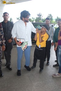 Actor Akkineni Nagarjuna meets the fan that was pushed by bodyguard and takes pictures with him
