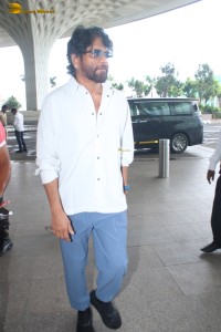 Actor Akkineni Nagarjuna meets the fan that was pushed by bodyguard and takes pictures with him