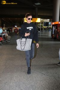 bollywood actress Nargis Fakhri glamorous looks in white hoodie and sunglasses