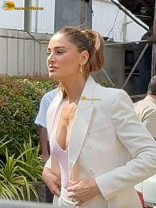 bollywood actress Nargis Fakhri hot looks at kalina airport