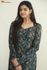 actress Naveena Reddy cute in a salwar