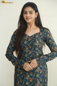 actress Naveena Reddy cute in a salwar