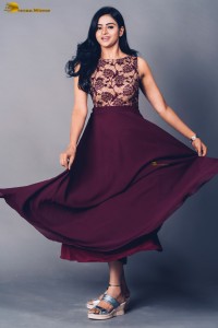 actress Naveena Reddy sizzles in a maroon salwar