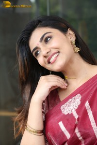 actress Nayan Sarika pretty in a red saree