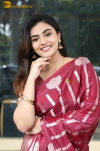 actress Nayan Sarika pretty in a red saree