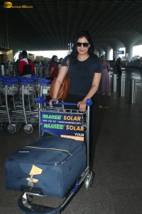 actress Niharica Raizada chic look at airport