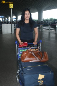 actress Niharica Raizada chic look at airport