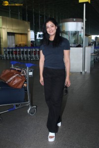 actress Niharica Raizada chic look at airport