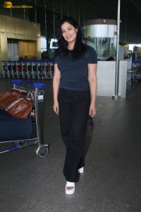 actress Niharica Raizada chic look at airport