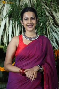 actress Niharika Konidela cute looks in a red saree
