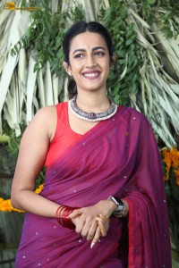 actress Niharika Konidela cute looks in a red saree