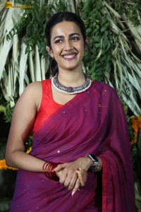 actress Niharika Konidela cute looks in a red saree