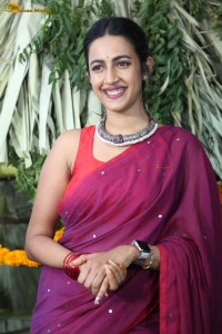 actress Niharika Konidela cute looks in a red saree