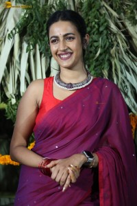 actress Niharika Konidela cute looks in a red saree