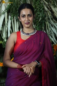 actress Niharika Konidela cute looks in a red saree