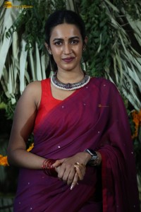 actress Niharika Konidela cute looks in a red saree