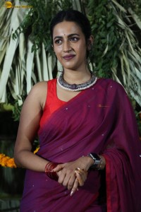 actress Niharika Konidela cute looks in a red saree