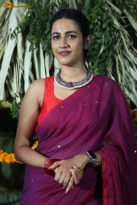 actress Niharika Konidela cute looks in a red saree