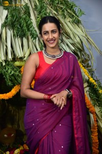 actress Niharika Konidela cute looks in a red saree