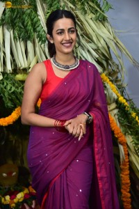 actress Niharika Konidela cute looks in a red saree