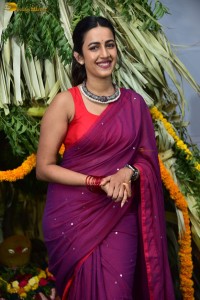 actress Niharika Konidela cute looks in a red saree