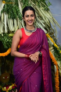 actress Niharika Konidela cute looks in a red saree