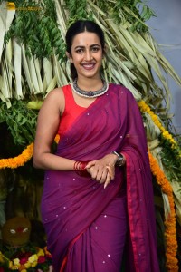 actress Niharika Konidela cute looks in a red saree