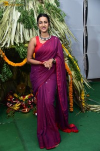 actress Niharika Konidela cute looks in a red saree