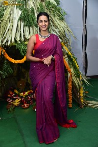 actress Niharika Konidela cute looks in a red saree