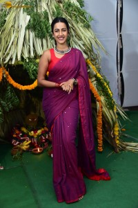 actress Niharika Konidela cute looks in a red saree