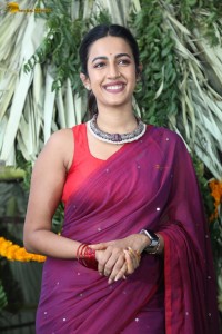 actress Niharika Konidela cute looks in a red saree