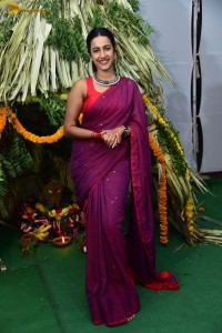 actress Niharika Konidela cute looks in a red saree
