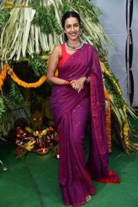 actress Niharika Konidela cute looks in a red saree