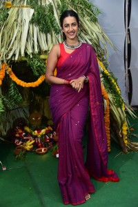 actress Niharika Konidela cute looks in a red saree