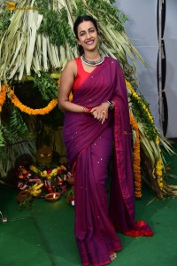 actress Niharika Konidela cute looks in a red saree