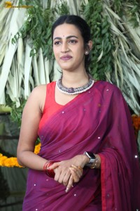 actress Niharika Konidela cute looks in a red saree